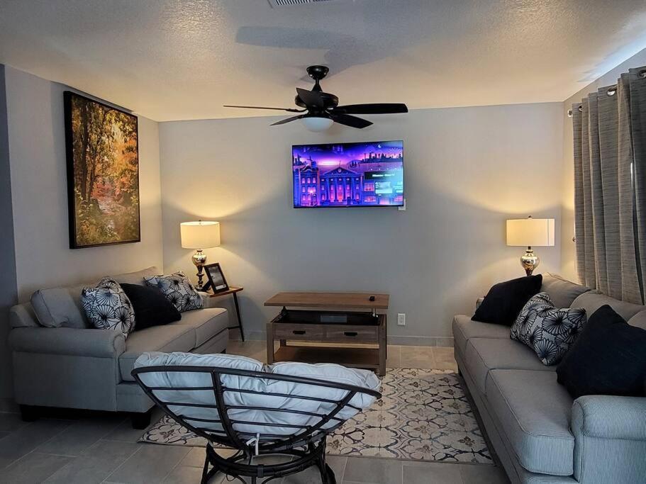Cheerful, Fresh And Spacious 3 Bedroom Townhome, Сasa de vacaciones