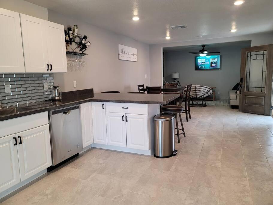Cheerful, Fresh And Spacious 3 Bedroom Townhome, *