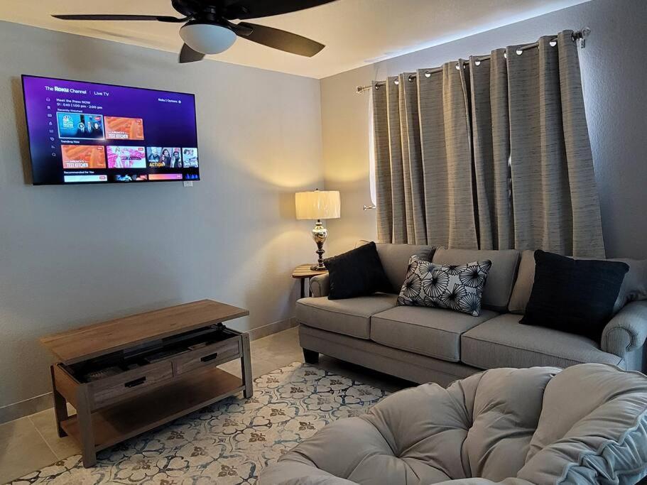 Cheerful, Fresh And Spacious 3 Bedroom Townhome, Las Vegas