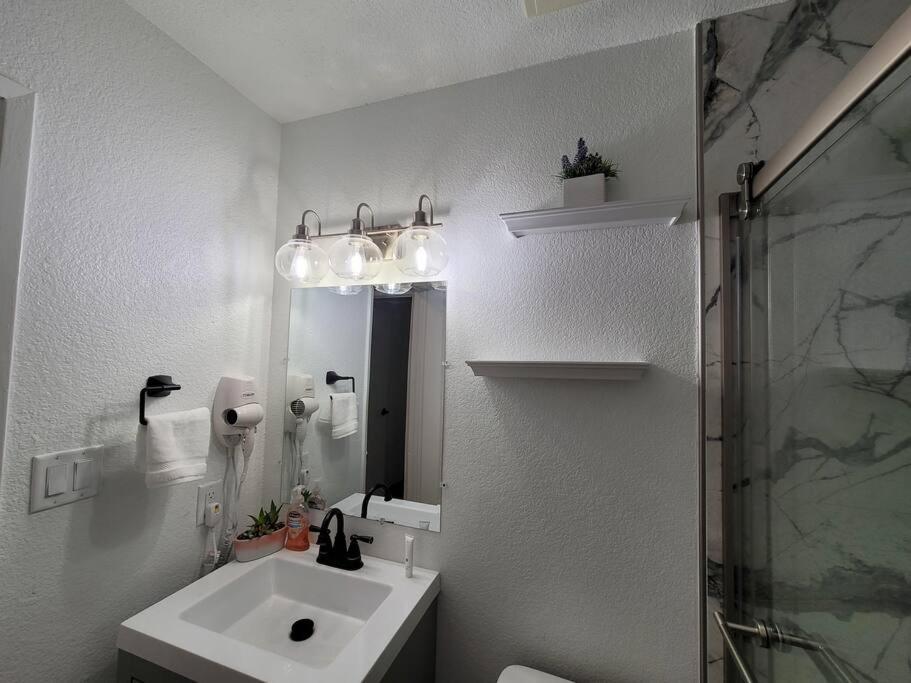 Cheerful, Fresh And Spacious 3 Bedroom Townhome, *