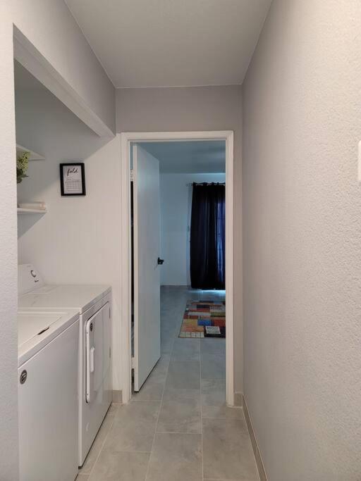 Cheerful, Fresh And Spacious 3 Bedroom Townhome, Сasa de vacaciones