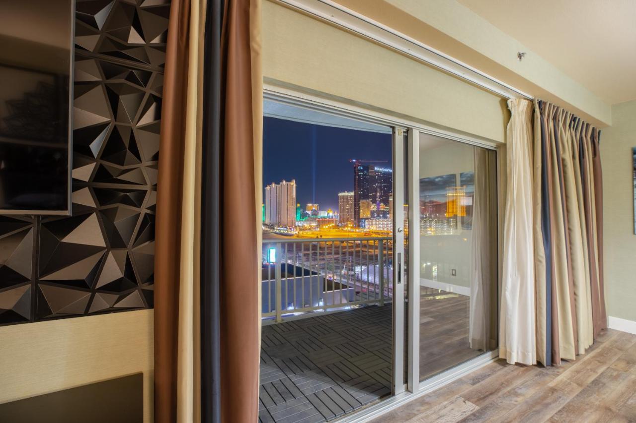 2100 Sqft Penthouse W/ Strip Views! Pool Gym Apartahotel *