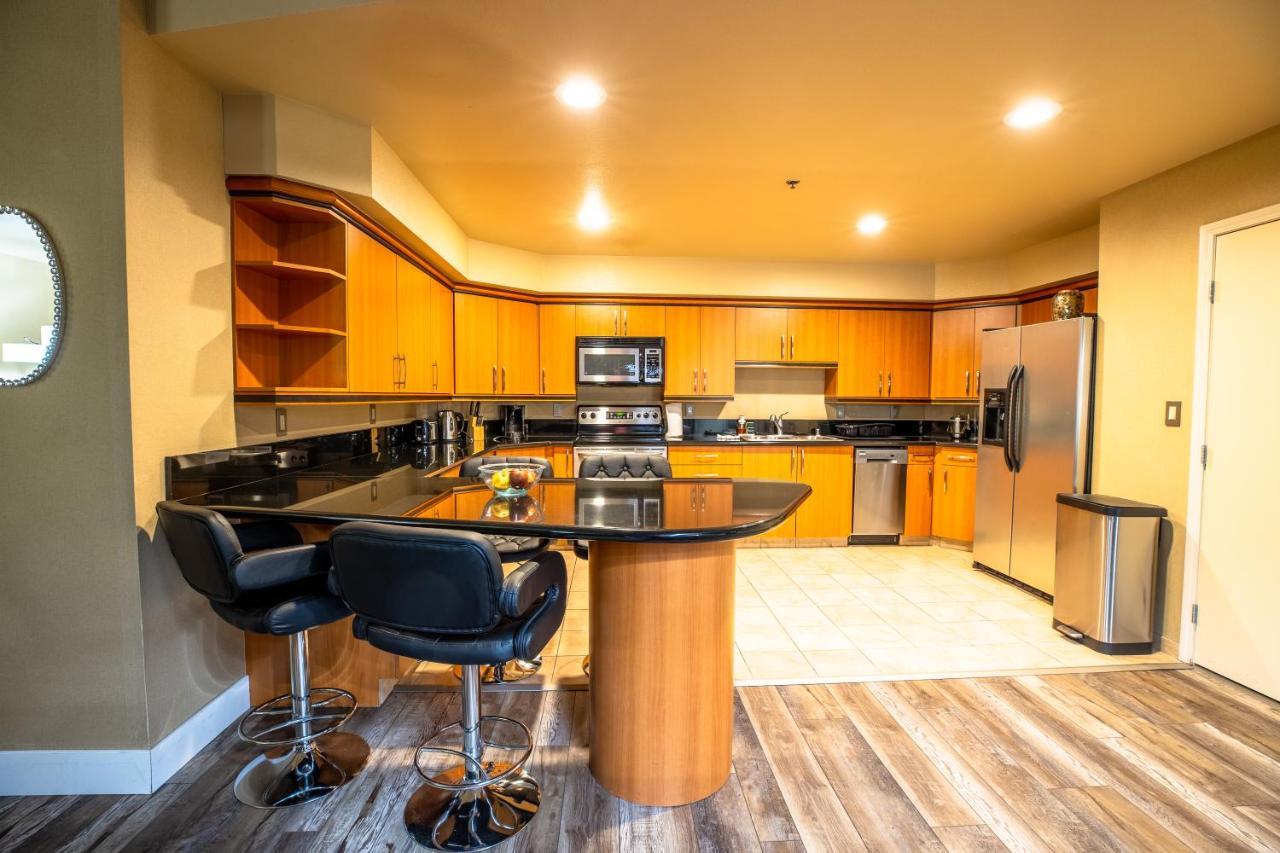 2100 Sqft Penthouse W/ Strip Views! Pool Gym Apartahotel