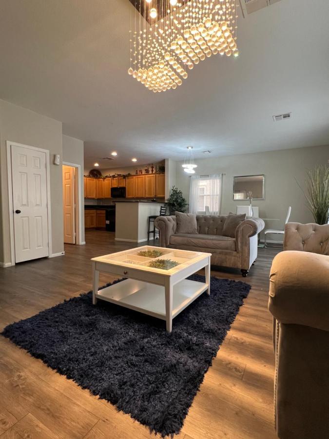 Spacious, Chic 3bd, Sleeps 8 Convenient To Everything Habitación en casa particular *
