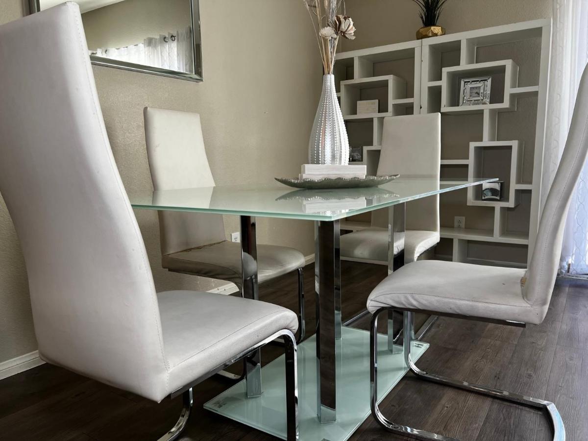 Spacious, Chic 3bd, Sleeps 8 Convenient To Everything Habitación en casa particular