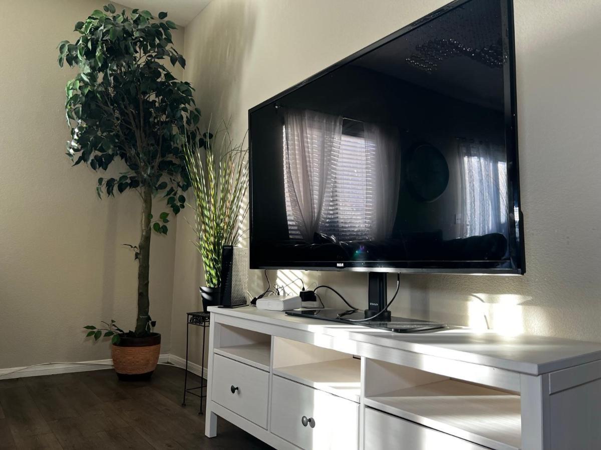 Spacious, Chic 3bd, Sleeps 8 Convenient To Everything Habitación en casa particular