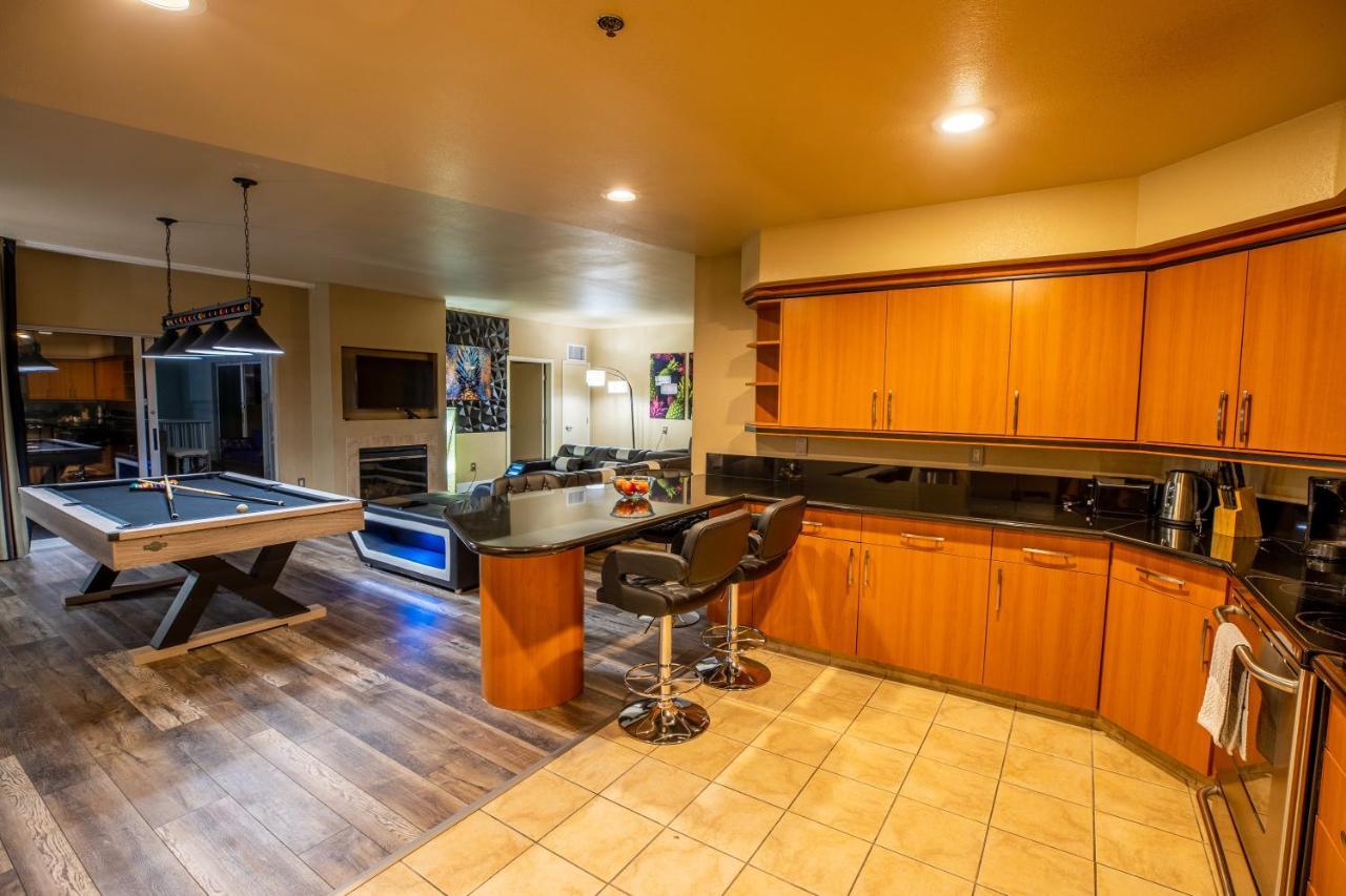2100 Sqft Penthouse W/ Strip Views! Pool Gym Apartahotel