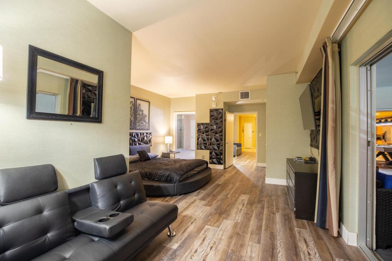 2100 Sqft Penthouse W/ Strip Views! Pool Gym Apartahotel *