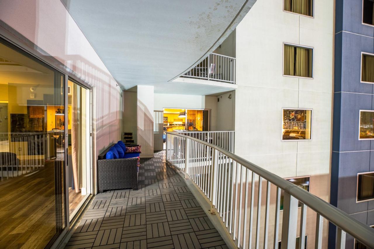 2100 Sqft Penthouse W/ Strip Views! Pool Gym *