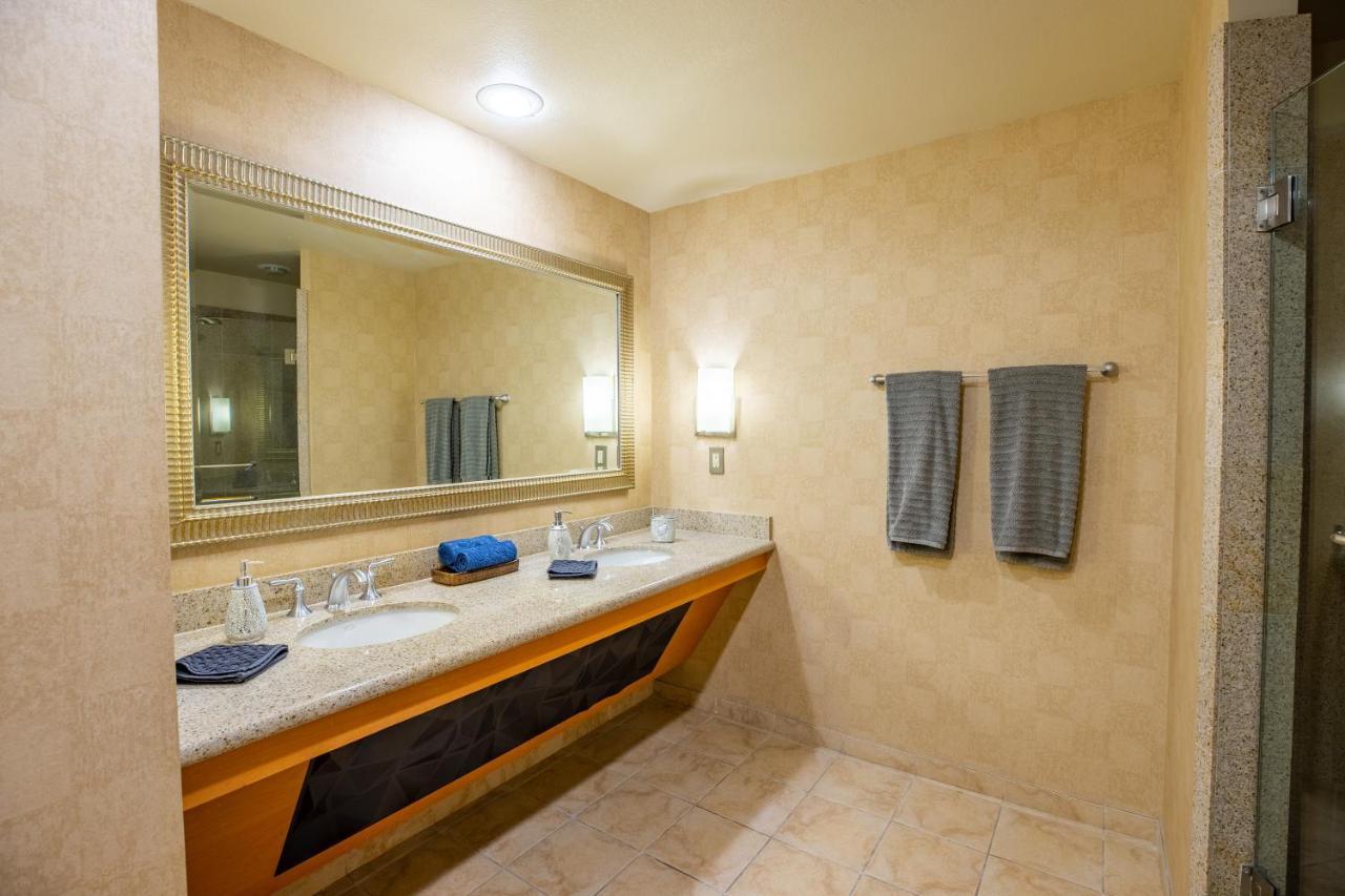 2100 Sqft Penthouse W/ Strip Views! Pool Gym *