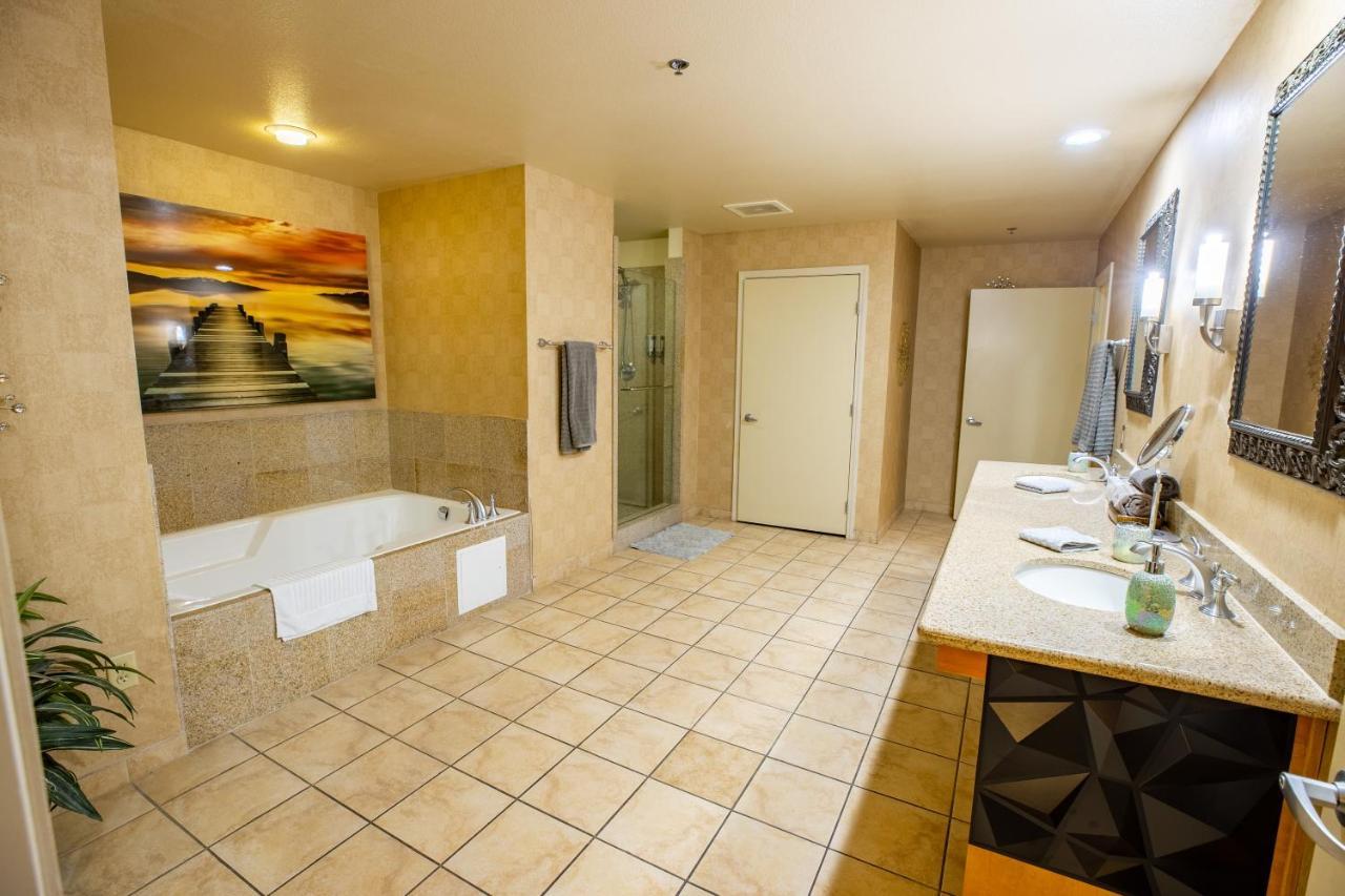 Apartahotel 2100 Sqft Penthouse W/ Strip Views! Pool Gym *