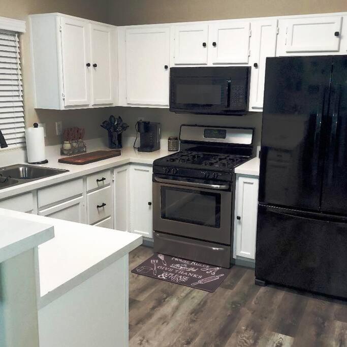 New Beautifully Remodeled In Vegas Сasa de vacaciones *