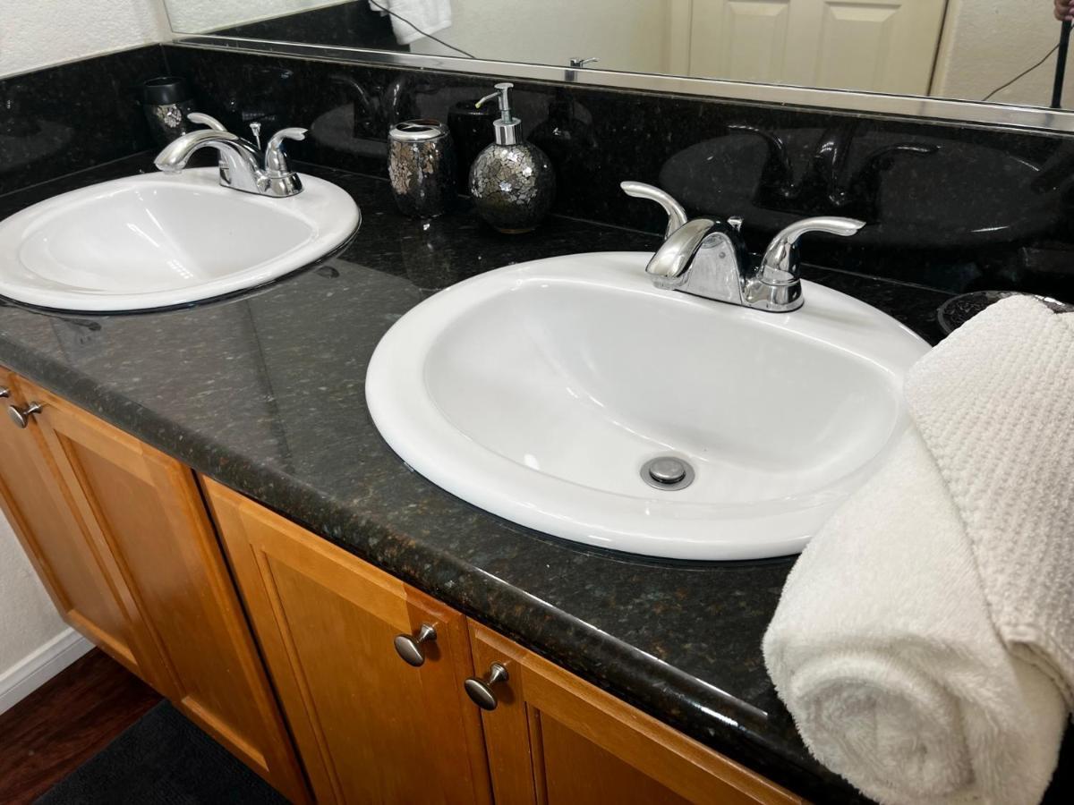 Spacious, Chic 3bd, Sleeps 8 Convenient To Everything Habitación en casa particular