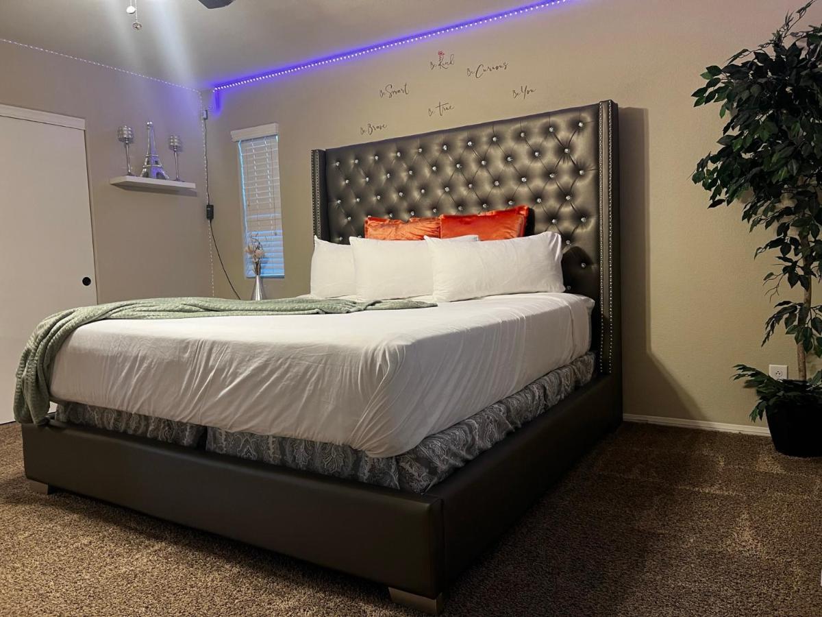 Spacious, Chic 3bd, Sleeps 8 Convenient To Everything Habitación en casa particular