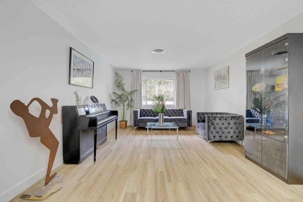 Style 4 Bedroom House With Pool Minutes From Strip * Las Vegas