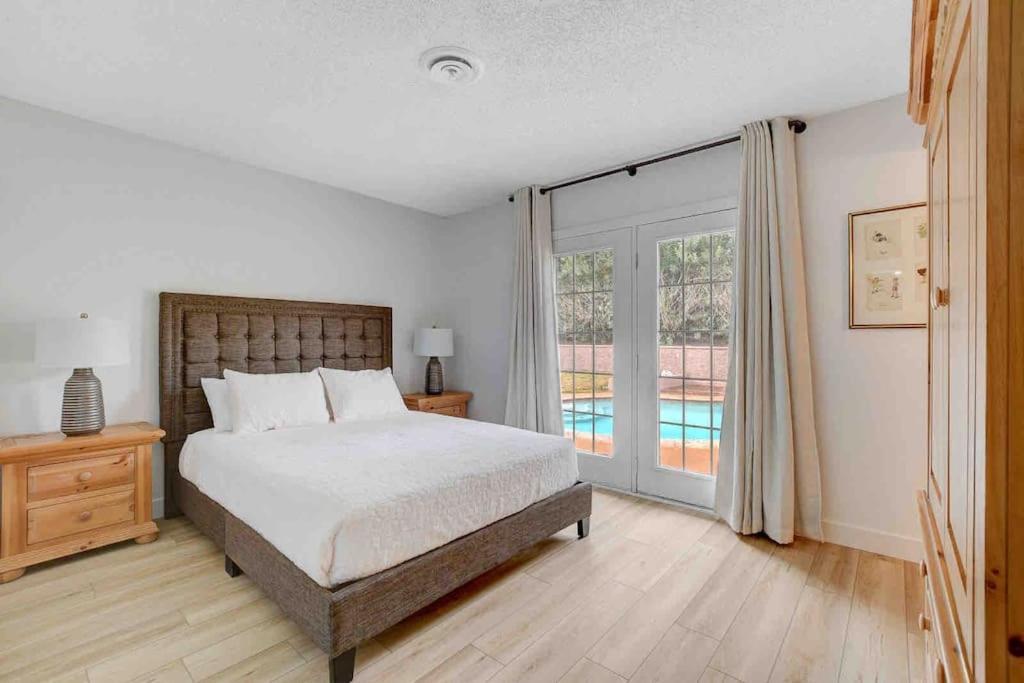 Style 4 Bedroom House With Pool Minutes From Strip Сasa de vacaciones