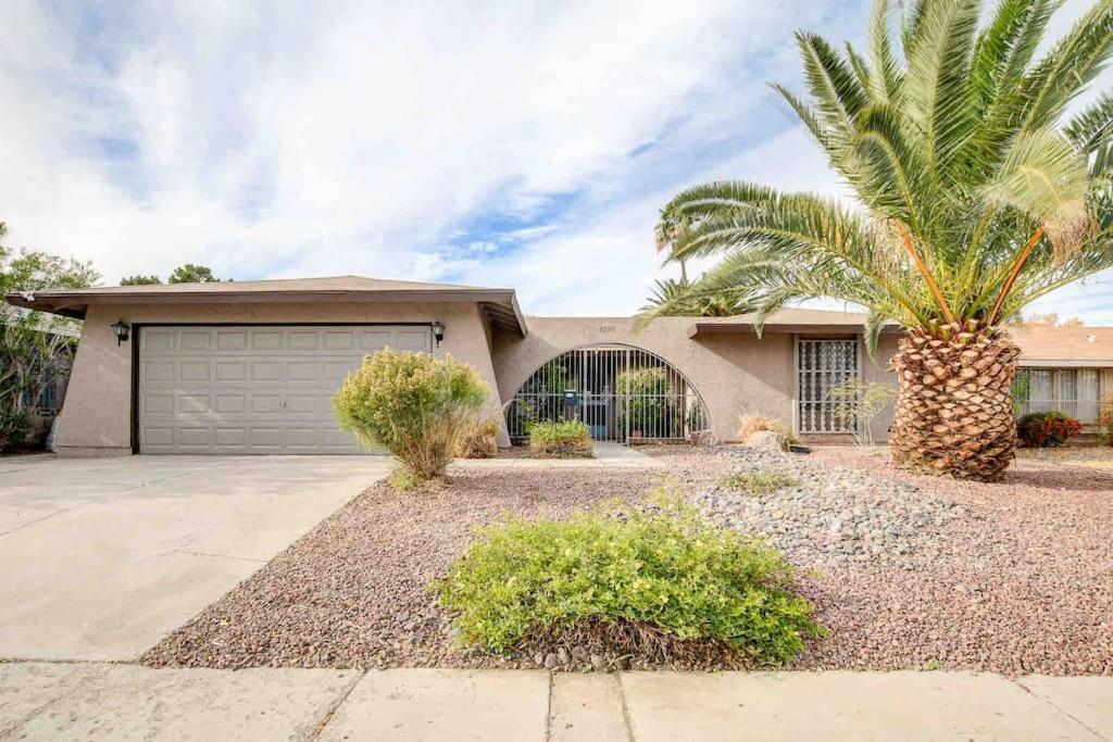 Style 4 Bedroom House With Pool Minutes From Strip Сasa de vacaciones