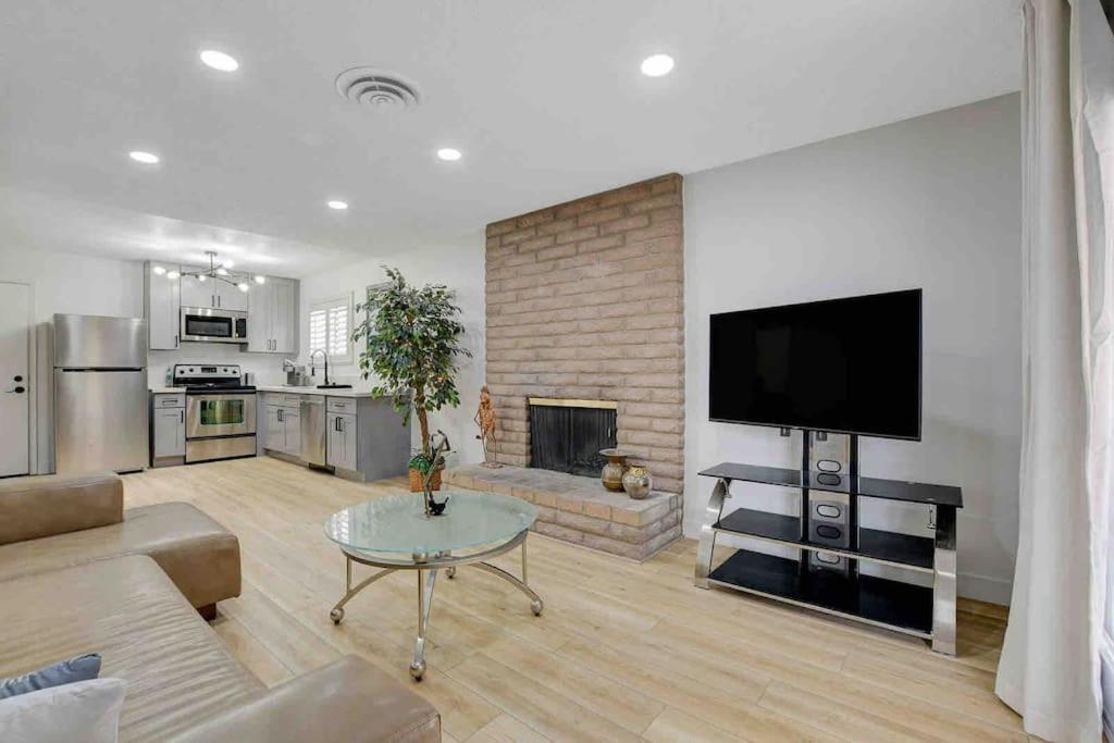 Style 4 Bedroom House With Pool Minutes From Strip Сasa de vacaciones *