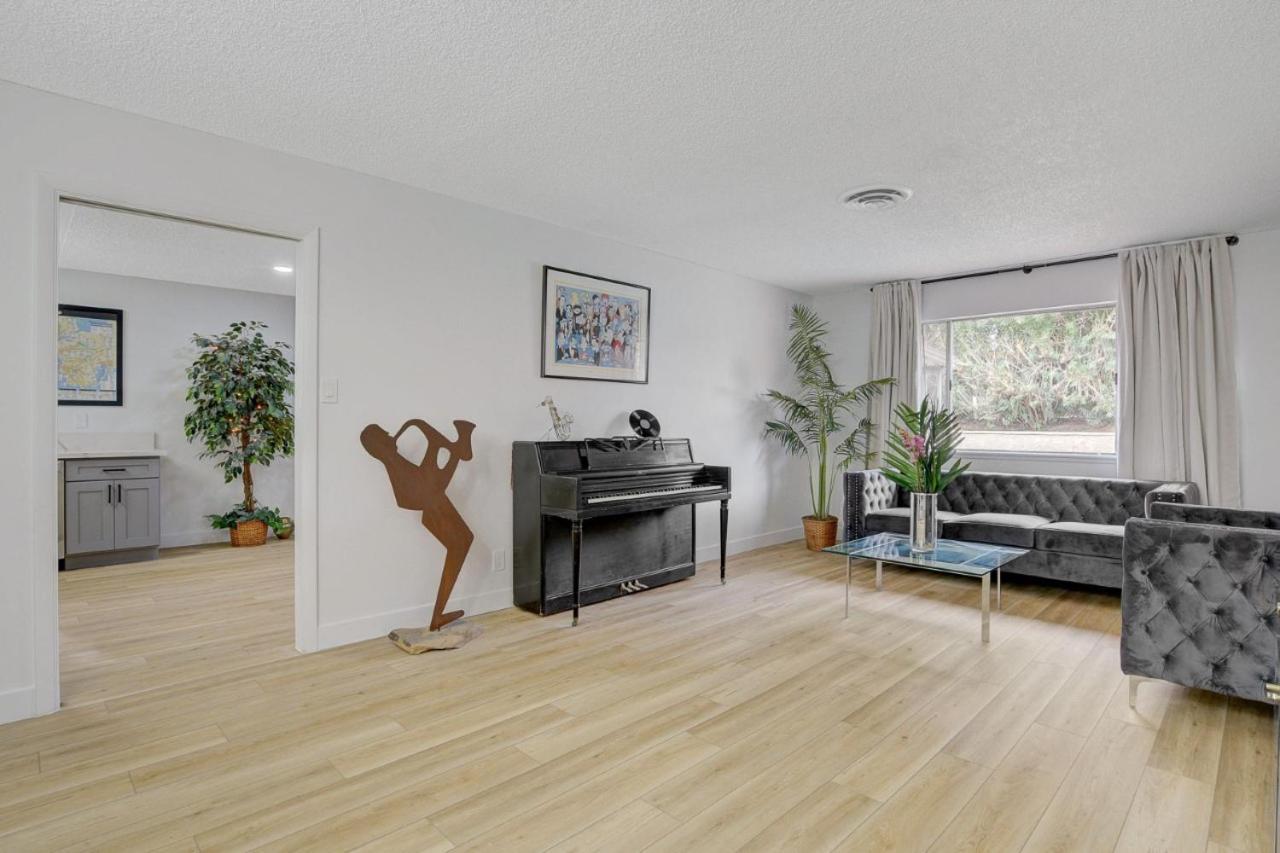 Style 4 Bedroom House With Pool Minutes From Strip * Las Vegas