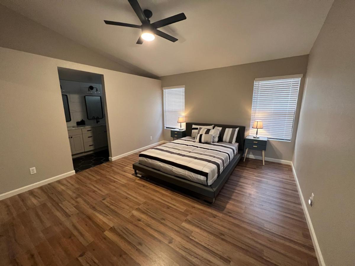 Large Pool & Patio Cozy Single Story Family House Las Vegas