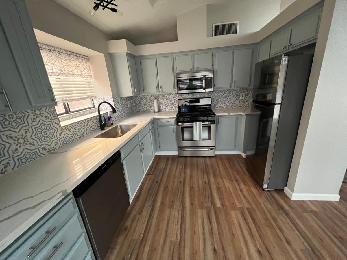 Large Pool & Patio Cozy Single Story Family House Сasa de vacaciones Las Vegas