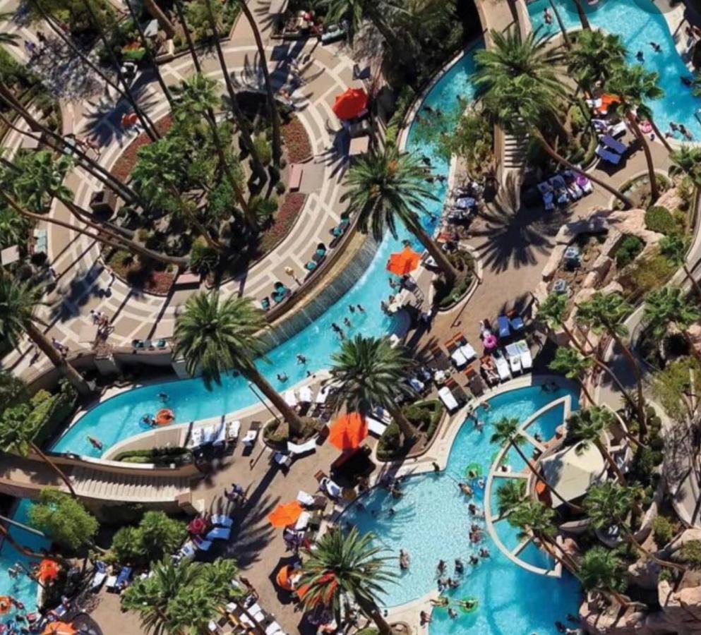 Mgm Signature Deluxe Balcony Strip View Apartahotel