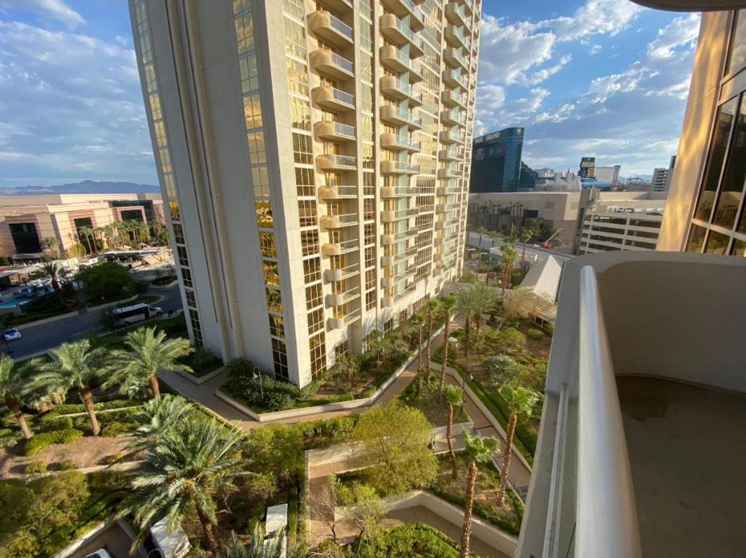 Mgm Signature Large Corner Balcony #4f7