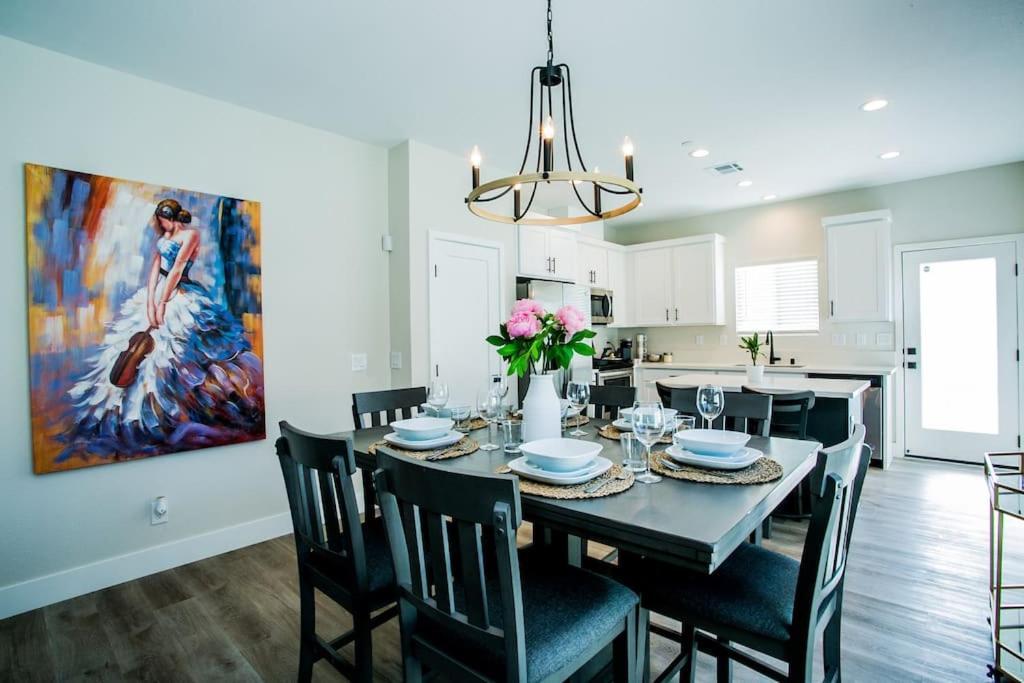 New 2022 Home, 10min From Strip, Modern Сasa de vacaciones *