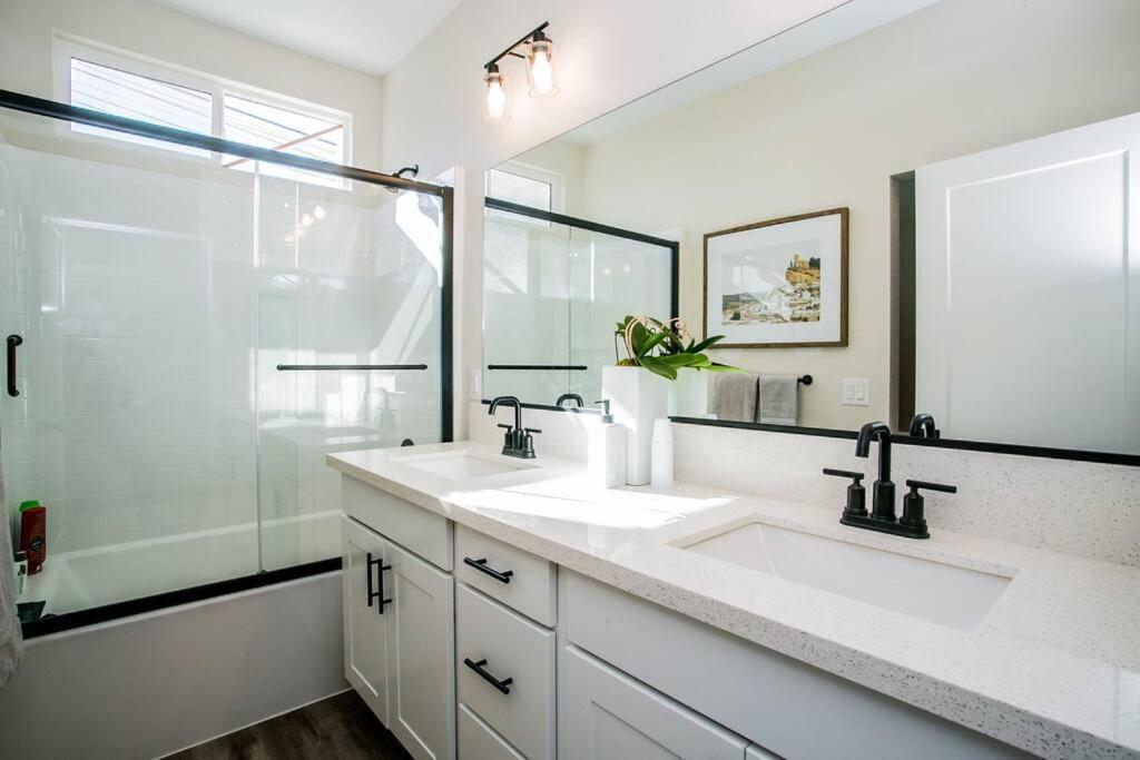 New 2022 Home, 10min From Strip, Modern Las Vegas