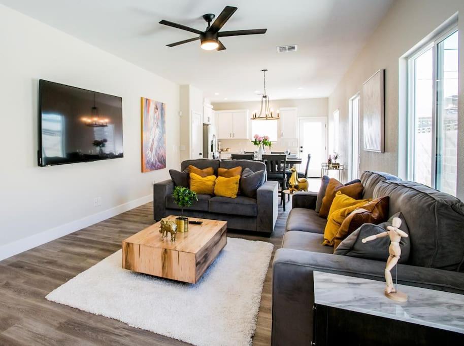New 2022 Home, 10min From Strip, Modern Сasa de vacaciones *