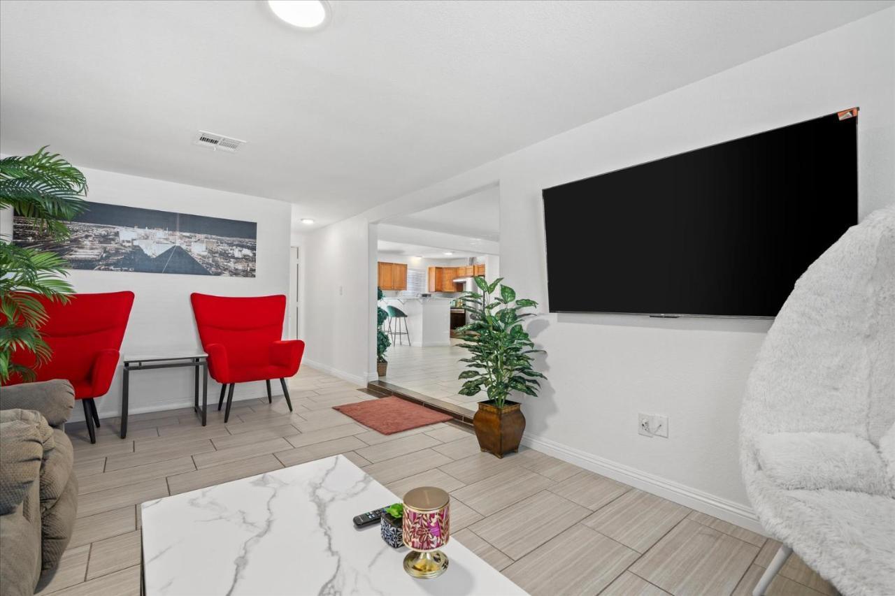 5 Mins To Vegas Strip, Casinos, Conventions, F1, Free Fast Wifi, 5 Roku Tvs, Massage Chair *