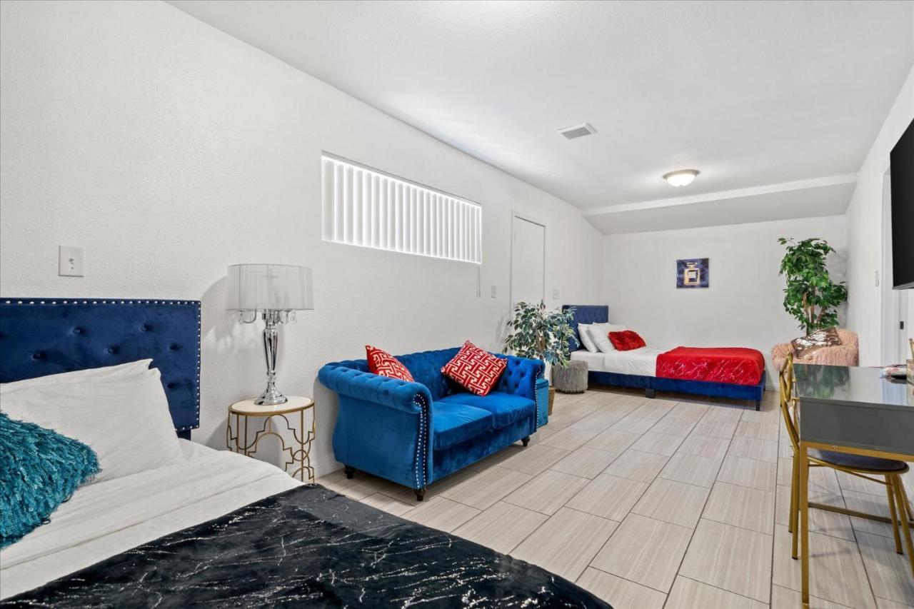 5 Mins To Vegas Strip, Casinos, Conventions, F1, Free Fast Wifi, 5 Roku Tvs, Massage Chair