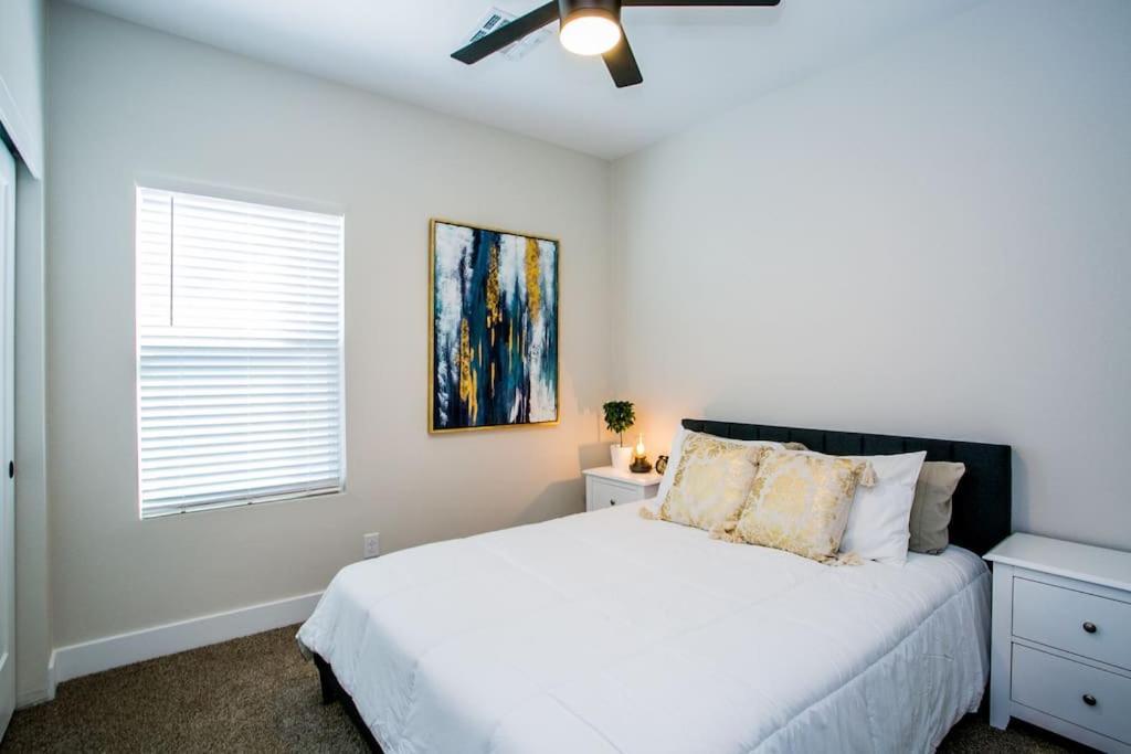New 2022 Home, 10min From Strip, Modern Сasa de vacaciones Las Vegas