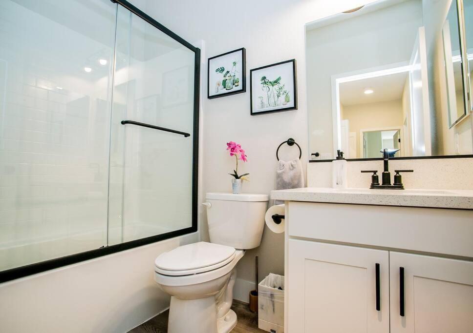 New 2022 Home, 10min From Strip, Modern Сasa de vacaciones Las Vegas