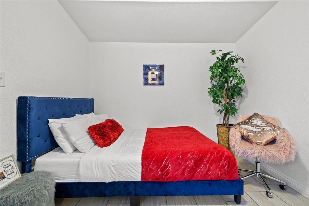 5 Mins To Vegas Strip, Casinos, Conventions, F1, Free Fast Wifi, 5 Roku Tvs, Massage Chair *