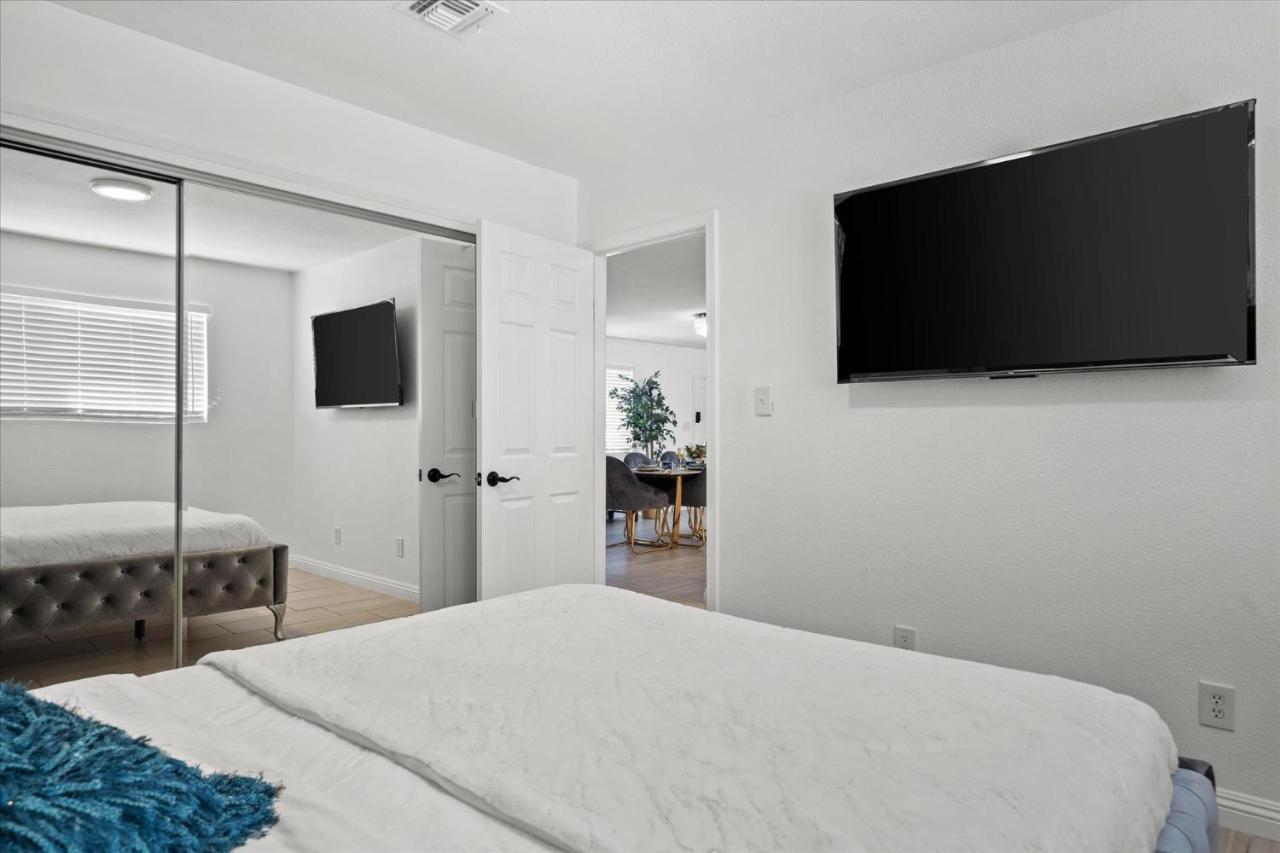 5 Mins To Vegas Strip, Casinos, Conventions, F1, Free Fast Wifi, 5 Roku Tvs, Massage Chair Сasa de vacaciones Las Vegas