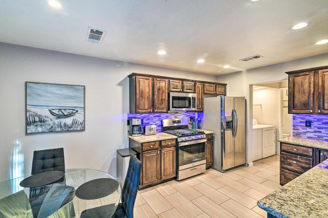 Contemporary Vegas Townhome With Community Pool *