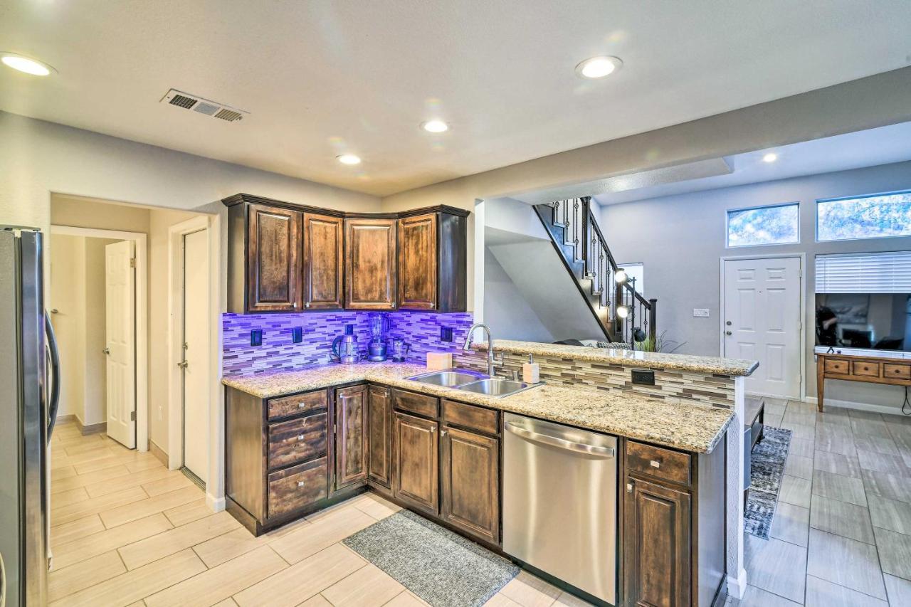 Сasa de vacaciones Contemporary Vegas Townhome With Community Pool