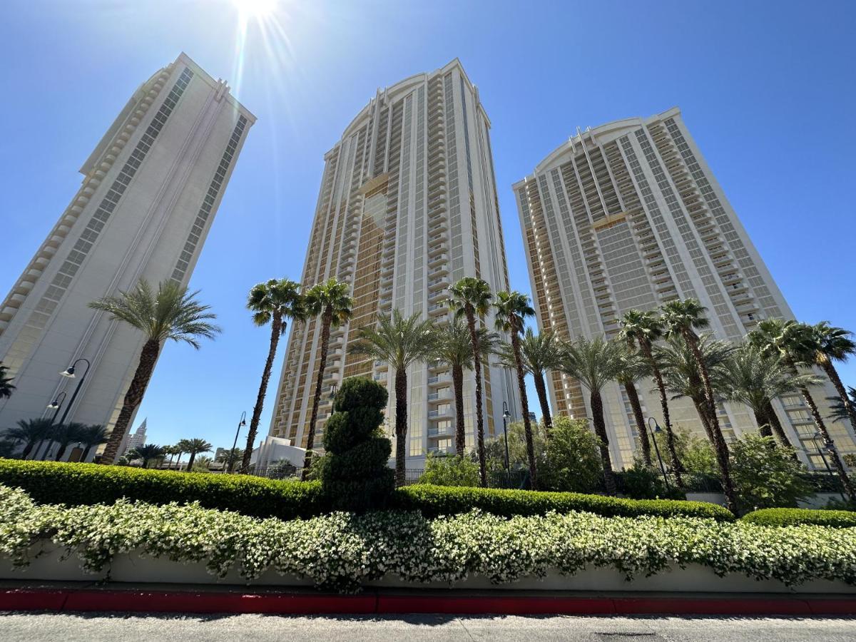 Mgm Signature Deluxe Balcony Strip View Apartahotel *