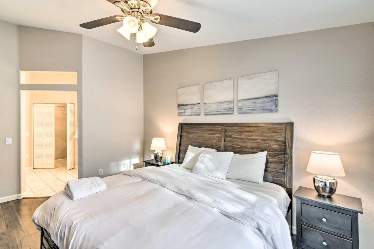 Contemporary Vegas Townhome With Community Pool Las Vegas