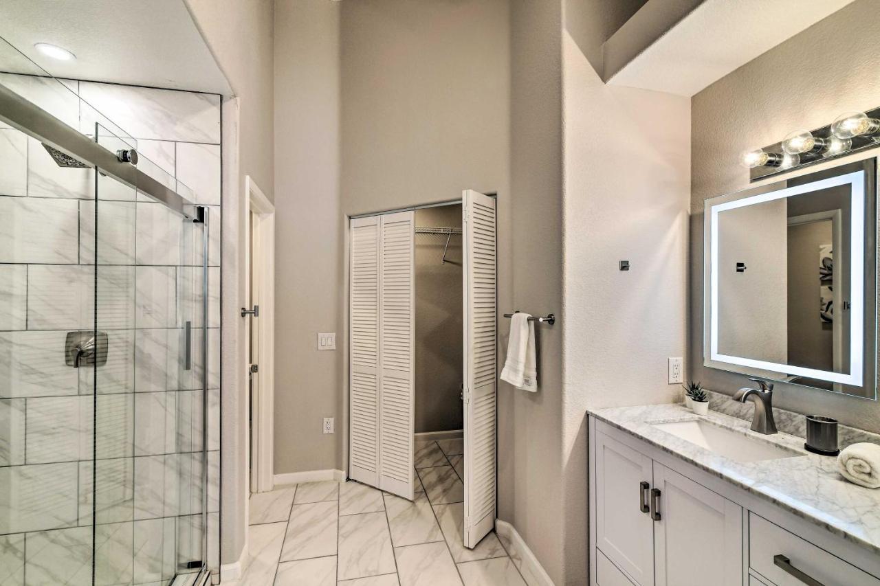 Contemporary Vegas Townhome With Community Pool Las Vegas