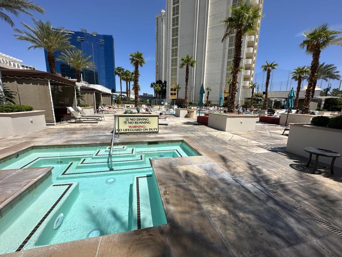Mgm Signature Deluxe Balcony Strip View Apartahotel