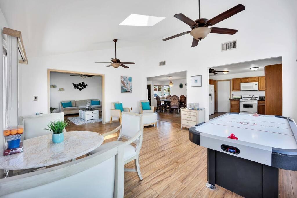 Centrally Located Spacious Vacation Hom 13 M Strip