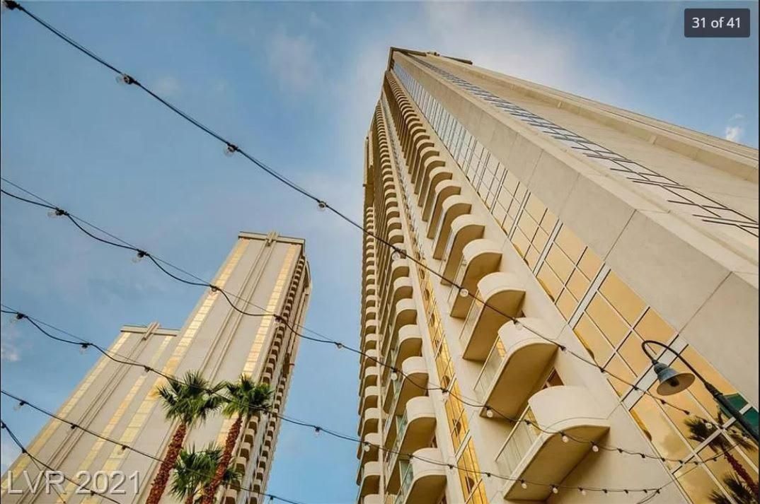 Mgm Signature-32-621 1br2ba F1 Strip View Balcony *