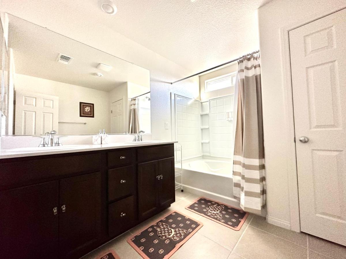 Spacious House, 5 Bedrooms, Sleeps 12, Near Vegas Strip And Airport *