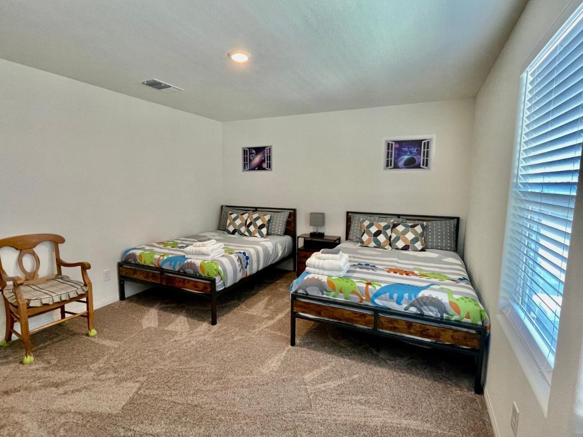 Spacious House, 5 Bedrooms, Sleeps 12, Near Vegas Strip And Airport *