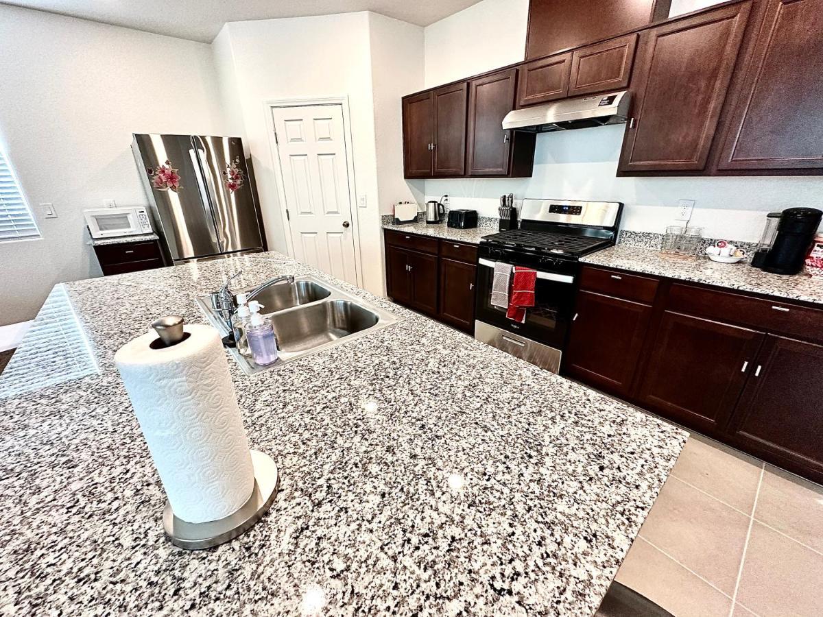 Spacious House, 5 Bedrooms, Sleeps 12, Near Vegas Strip And Airport *