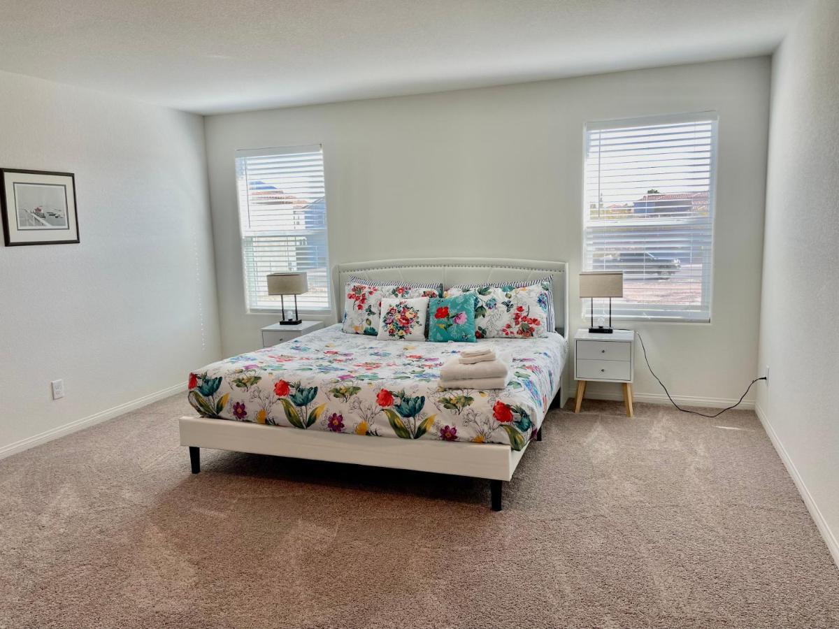 Сasa de vacaciones Spacious House, 5 Bedrooms, Sleeps 12, Near Vegas Strip And Airport *