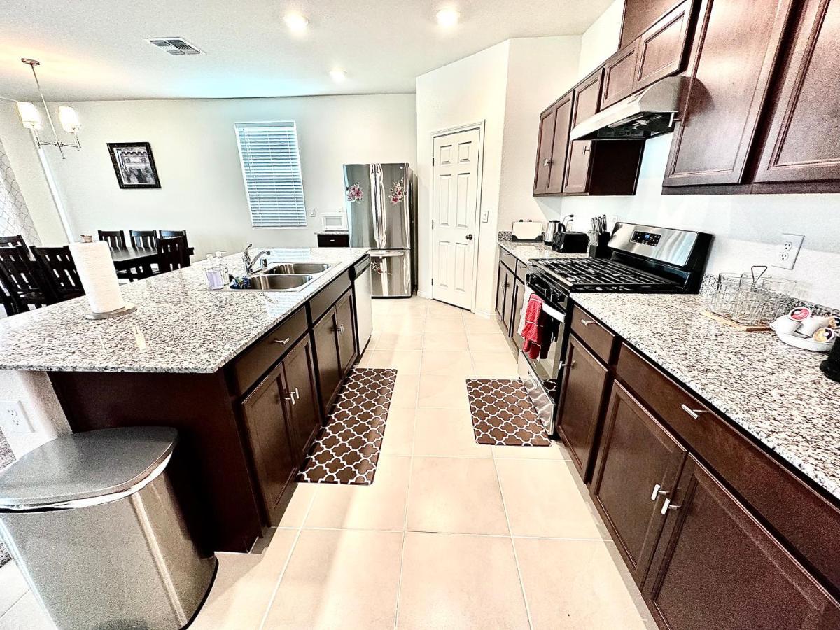 Сasa de vacaciones Spacious House, 5 Bedrooms, Sleeps 12, Near Vegas Strip And Airport *