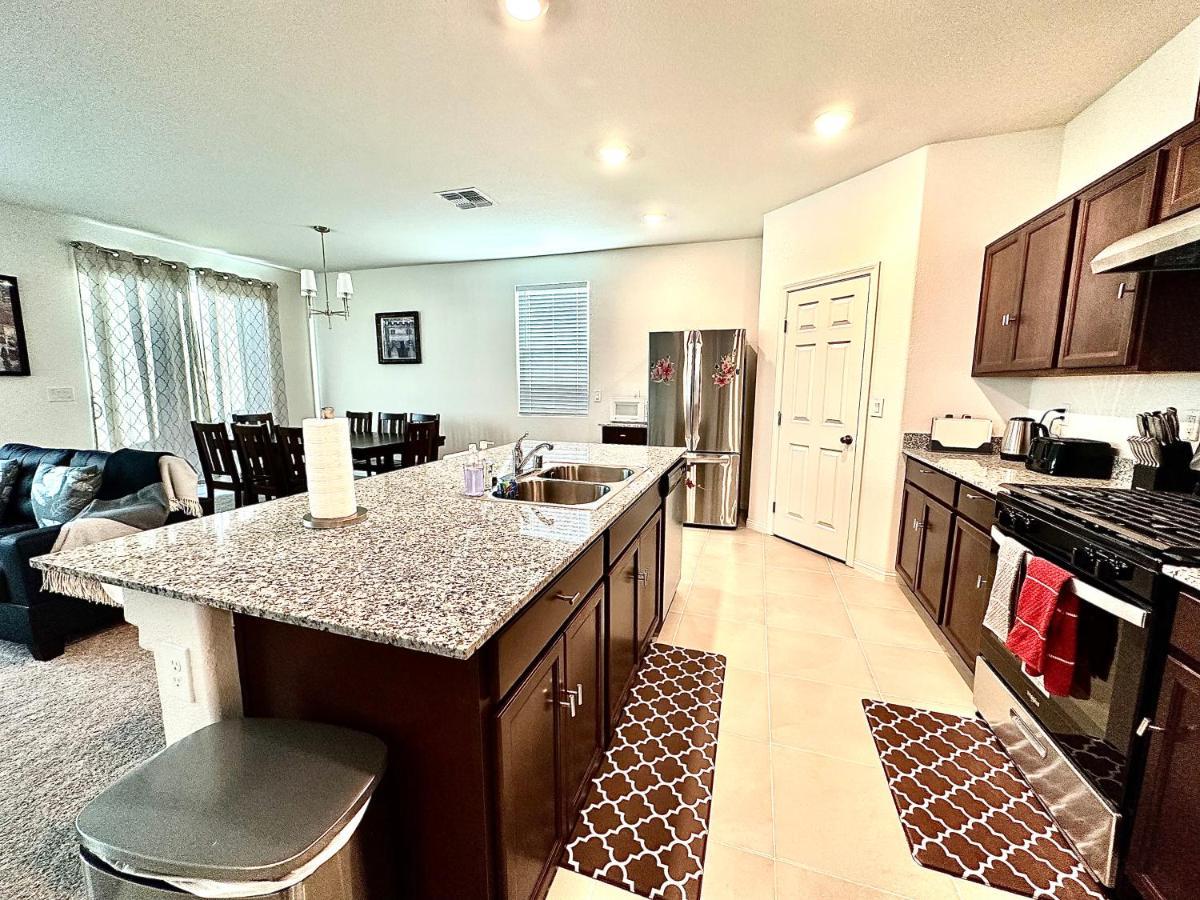 Spacious House, 5 Bedrooms, Sleeps 12, Near Vegas Strip And Airport Сasa de vacaciones